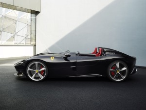 Ferrari Monza SP2 profil V12 noir jantes roues