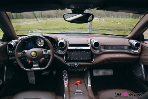 Ferrari GTC4 Lusso 2019 intérieur planche de bord volant écran cuir cioccolato